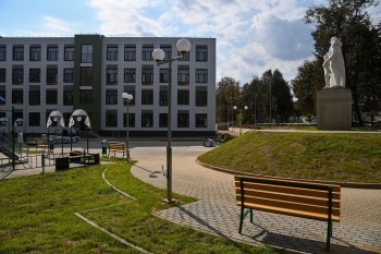 В Кондрово отреставрировали памятник "Воину-освободителю" у новой школы